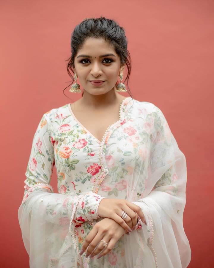 என்ன ஆகிறேன் எங்கு போகிறேன் வழிகள் தெரிந்தும் தொலைந்து போகிறேன் !