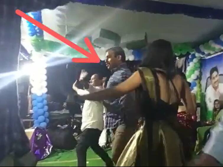 Srikakulam Tekkali SI Hari krishna obscene dance with women infront of Police station DNN Tekkali SI Dance : టెక్కలి ఎస్సై కృష్ణ లీలలు, పోలీస్ స్టేషన్ ముందే యువతులతో అశ్లీల నృత్యాలు!