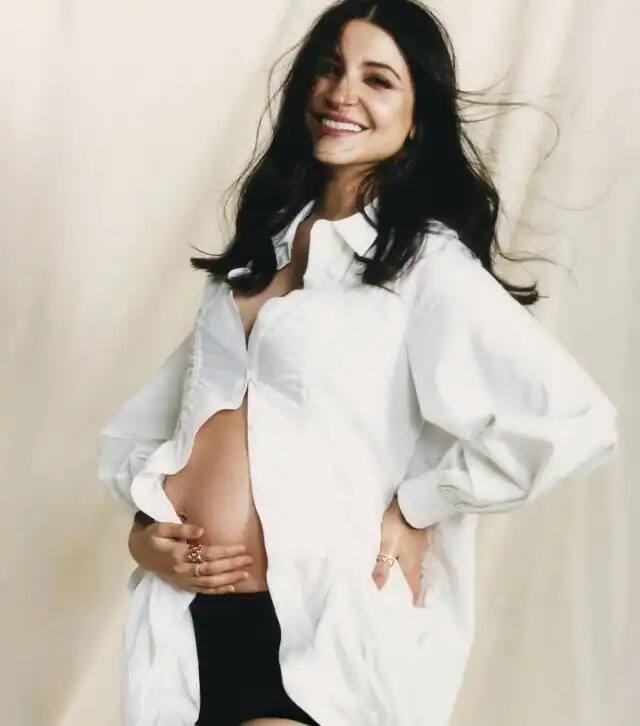 અનુષ્કા શર્માની તસવીર સોશિયલ મીડિયા પર વાયરલ થઈ હતી. અનુષ્કા ખુલ્લા શર્ટ સાથે બેબી બમ્પ ફ્લોન્ટ કરી રહી છે.