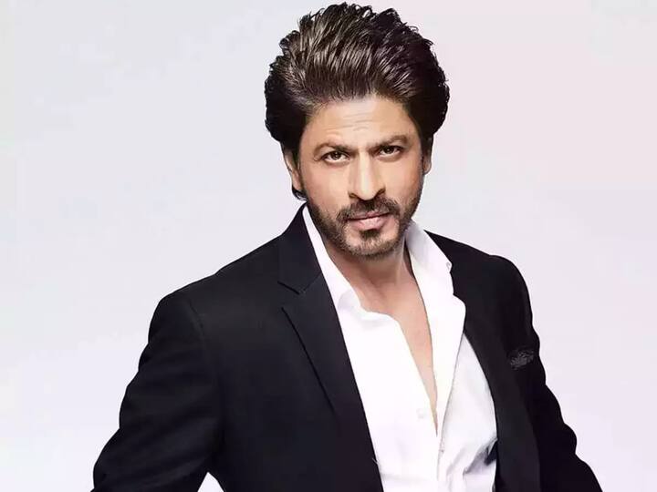 Shah Rukh Khan and team were stopped by the customs department at Mumbai airport ann मुंबई एयरपोर्ट पर रोके गए Shah Rukh Khan, कस्टम ड्यूटी नहीं चुकाने पर एक घंटे तक हुई पूछताछ