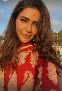 पति वरुण बंगेरा के साथ तिरुपति के दर्शन करने पहुंचीं Karishma Tanna, ट्रेडिशनल लुक में लगीं बेहद खूबसूरत, देखें फोटोज