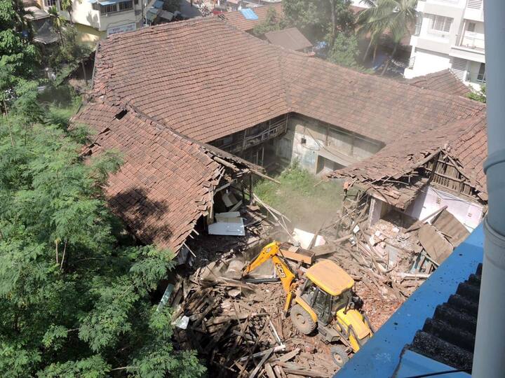 अनेक वर्षांपासून भाडोत्री आणि मालक यांच्यातील वाद न्यायालयात होता. न्यायालयाने धोकादायक झालेला उरलासुरला वाडा पाडण्यास परवानगी दिल्यामुळे महापालिकेने वाडा पाडण्याची प्रक्रिया सुरू केली. कारवाईपुर्वी वाड्यात राहणाऱ्या दोन भाडोत्र्यांना नोटीस देखील दिली होती. वाडा पुर्णपणे रिकामा केल्यामुळे महानगरपालिकेने धोकादायक वाडा जमिनदोस्त केला.