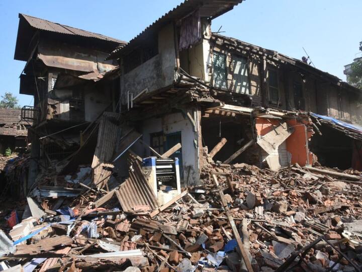 पनवेल शहरातील ऐतिहासिक वाडे हीदेखील शहराची एक ओळख आहे. कालांतराने या वाड्यांची जागा टोलेजंग इमारती घेत आहेत. यापैकीच एक पेशवेकालीन बापटवाडा पालिकेने जमीनदोस्त केला, धोकादायक असल्याने पालिकेने पोलिसांच्या फौजफाट्यासह जमीनदोस्त केला.