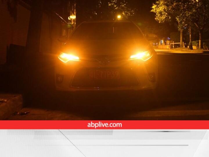 Correct use of parking lights right use of hazard light Parking Lights: बहुत कम लोग जानते हैं कार के इस फीचर का सही उपयोग, जिंदगी बचाने के आता है काम