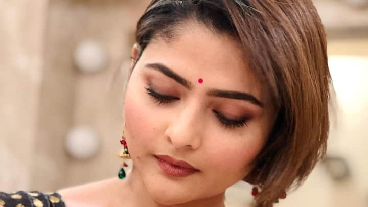 তাই ঐন্দ্রিলার পরিবর্তে কাউকে নেওয়া ছাড়া উপায় ছিল না। তবে ঐন্দ্রিলা শর্মার বদলে ছবিতে কে অভিনয় করছেন, তা এখনও স্পষ্ট নয়। তবে তা খুব দ্রুতই প্রকাশ্যে আসবে।