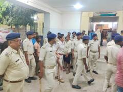 नालंदा में उत्पाद विभाग की टीम पर महिला को मारने-पीटने का आरोप, सड़क जामकर ग्रामीणों ने किया प्रदर्शन