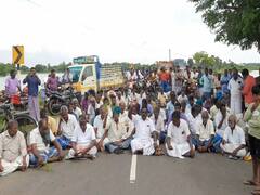 சீர்காழி அருகே பயிர் பாதிப்பை பார்வையிட வராத அதிகாரிகள் - விவசாயிகள் சாலை மறியல்
