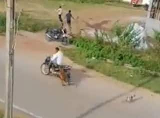 Shocking Video: ਚੀਤੇ ਨੇ ਬਾਈਕ ਸਵਾਰ 'ਤੇ ਕੀਤਾ ਹਮਲਾ, ਫਿਰ ਜੋ ਹੋਇਆ ਉਹ ਦੇਖ ਕੇ ਕੰਬ ਜਾਵੇਗੀ ਰੂਹ