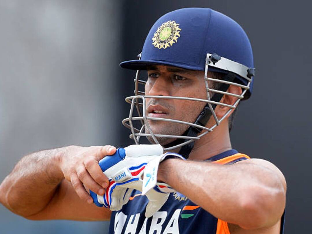 IPL Beating Case MS Dhoni moves Madras HC seeking criminal contempt proceedings against IPS officer Sampath Kumar MS Dhoni: आयपीएस अधिकाऱ्याविरोधात धोनीची मद्रास हायकोर्टात धाव; मंगळवारी होणार सुनावणी, नेमकं प्रकरण काय?