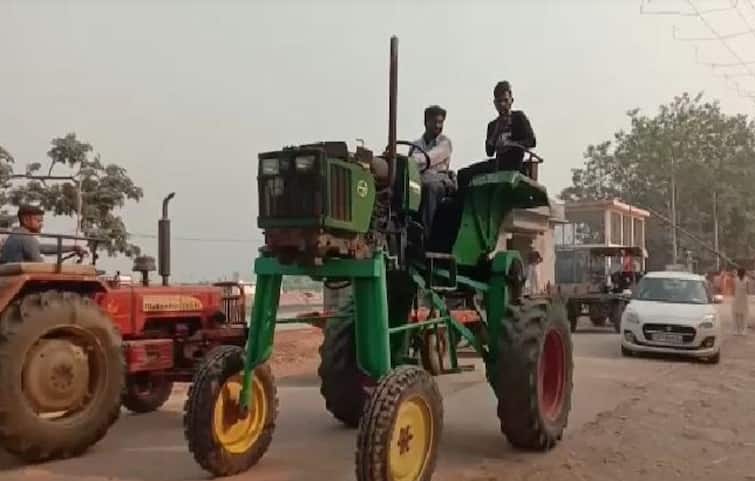 unique tractor in muzaffarnagar farmer made tractor of 10 feet height with jugad Tractor Jugad : शेतकऱ्याची भन्नाट कल्पना, पूर परिस्थितीतून वाचण्यासाठी बनवला 10 फूट उंच ट्रॅक्टर