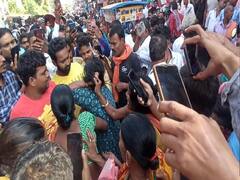 चोरी के आरोप में बीच सड़क पर भीड़ ने लड़की को जमकर पीटा, महिला ने खींचे बाल, कपड़े भी फाड़े