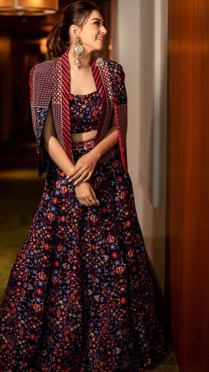 Marry Me என்ற வாசகத்தின் முன்பு ஹன்சிகாவிடம் ப்ரோபோஸ் செய்யும் புகைப்படங்கள் இடம் பெற்றிருந்தது