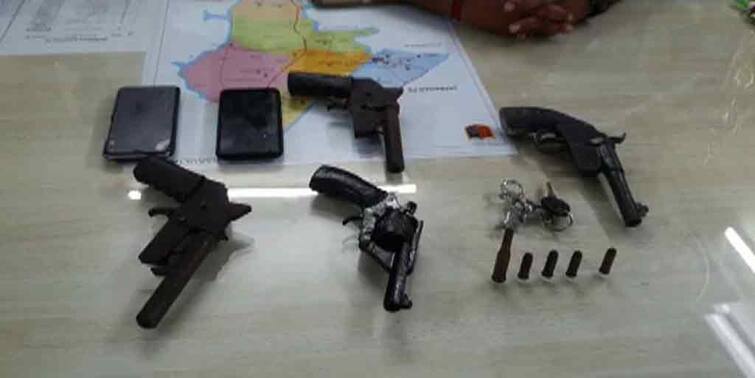 South 24 Parganas Baruipur Arms recovered again two arrested allegedly from BJP Baruipur News: এ বার বারুইপুরে মিলল অস্ত্রভাণ্ডার, ধৃত দুই সক্রিয় বিজেপি কর্মী! জিজ্ঞাবাদে ‘স্বীকারোক্তি’