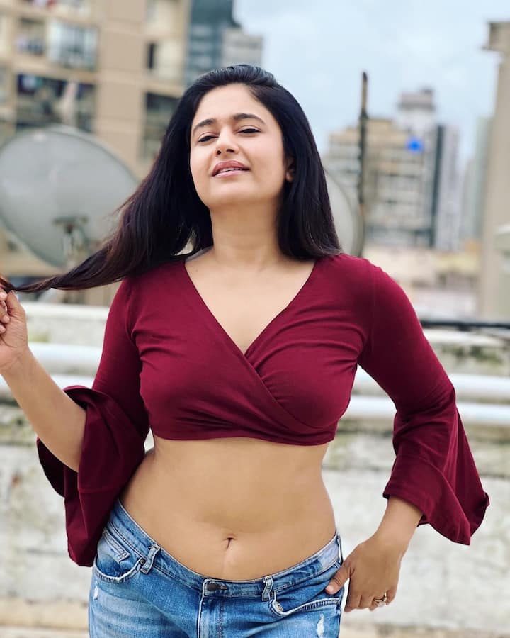 పూనం బజ్వా అందమైన ఫోటోలు -Image credit: Poonam Bajwa/Instagram