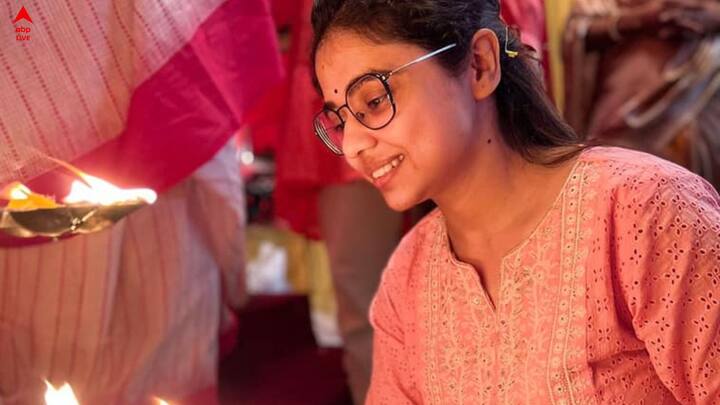 জানা গিয়েছে, মঙ্গলবার রাতে ব্রেন স্ট্রোক হয় ঐন্দ্রিলার। জমাট বেঁধে যায় রক্ত। তা বার করতে গেলে ঐন্দ্রিলার শরীরের একদিক সম্পূর্ণ অসাড় হয়ে গিয়েছে। হাওড়ার আন্দুলের একটি হাসপাতালে ভর্তি করা হয় তাঁকে।