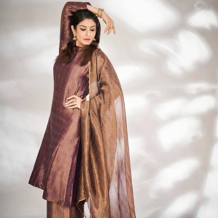 अलीकडेच तिने तिच्या इंस्टाग्रामवर तिचे काही फोटो शेअर केले आहेत, ज्यात ती सुंदर दिसत आहे.(फोटो सौजन्य:officialraveenatandon/इन्टाग्राम)