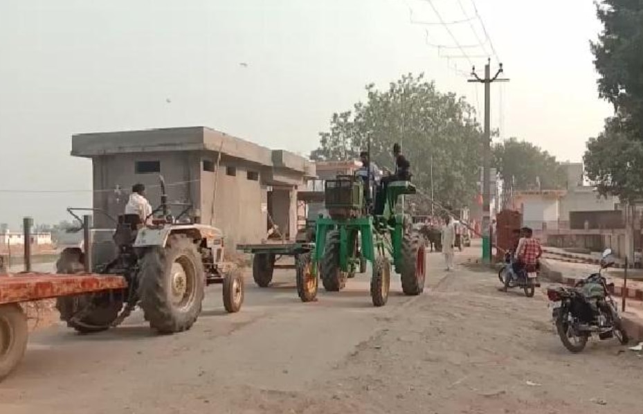 Tractor Jugad : शेतकऱ्याची भन्नाट कल्पना, पूर परिस्थितीतून वाचण्यासाठी बनवला 10 फूट उंच ट्रॅक्टर