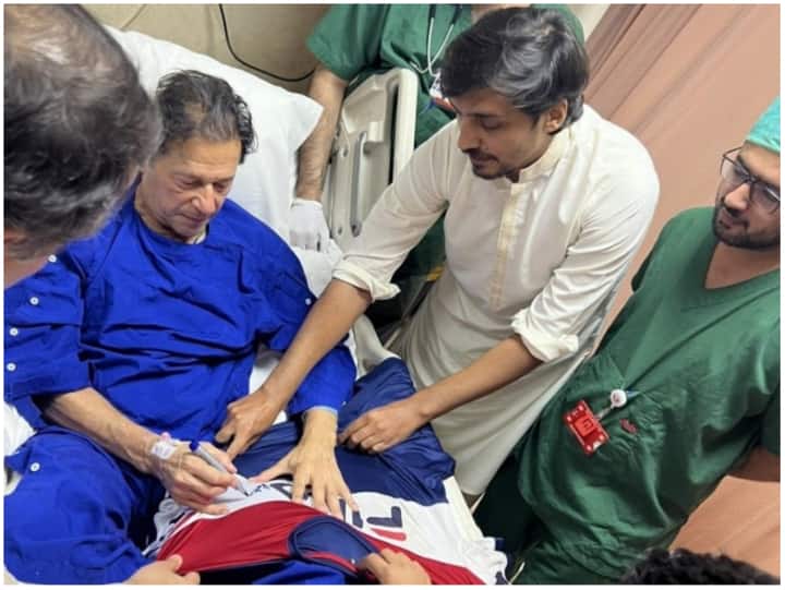 Imran Khan: जान बचाने वाले बहादुर लड़के से अस्पताल में मिले इमरान खान, दिया ऑटोग्राफ Imran Khan met brave boy who saved his life in hospital gave autograph Imran Khan: जान बचाने वाले बहादुर लड़के से अस्पताल में मिले इमरान खान, दिया ऑटोग्राफ