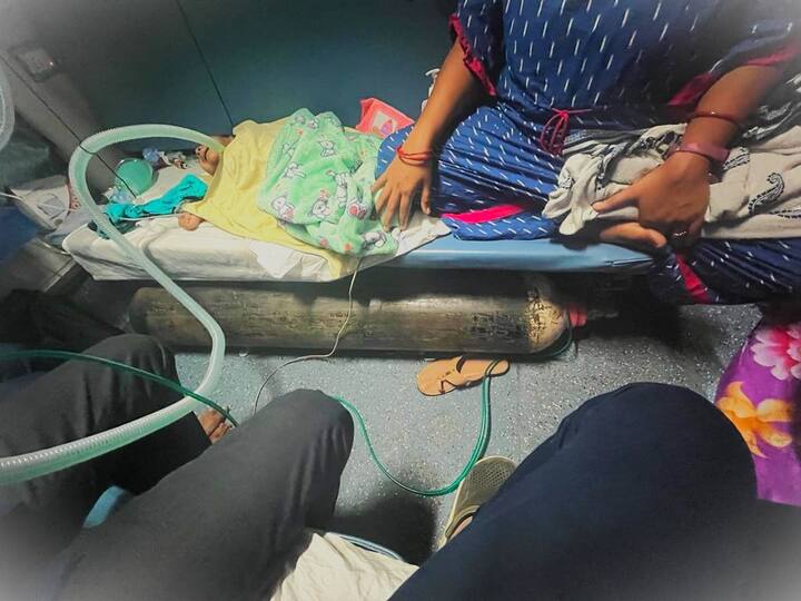 maharashtra news nashik news young man from Nashik supplied oxygen to child in train Nashik News : 'ऑक्सिजन सिलिंडर संपायला आलं होत, मात्र नाशिकचा तरुण ठरला चिमुरड्यासाठी 'प्राणवायू' 