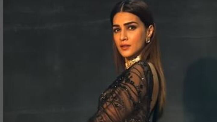 এবারও 'ডার্ক ব্ল্যাক' শাড়িতে দুরন্ত লাগছিল তাঁকে। সোশ্যাল মিডিয়ায় রিল ও ছবি পোস্ট করলেন সেই সাজে।