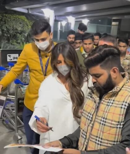 व्हाइट शर्ट में दिल्ली एयरपोर्ट पर स्पॉट हुईं Priyanka Chopra, फैंस को इस तरह दिया ऑटोग्राफ