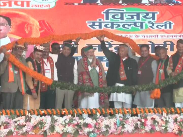 PM Modi welcomed by BJP party members including state president Suresh Kashyap, and CM Jairam Thakur in Mandi district of Himachal Pradesh. BJP named the election rally as ‘Vijay Sankalp Rally’. (Source: ANI)