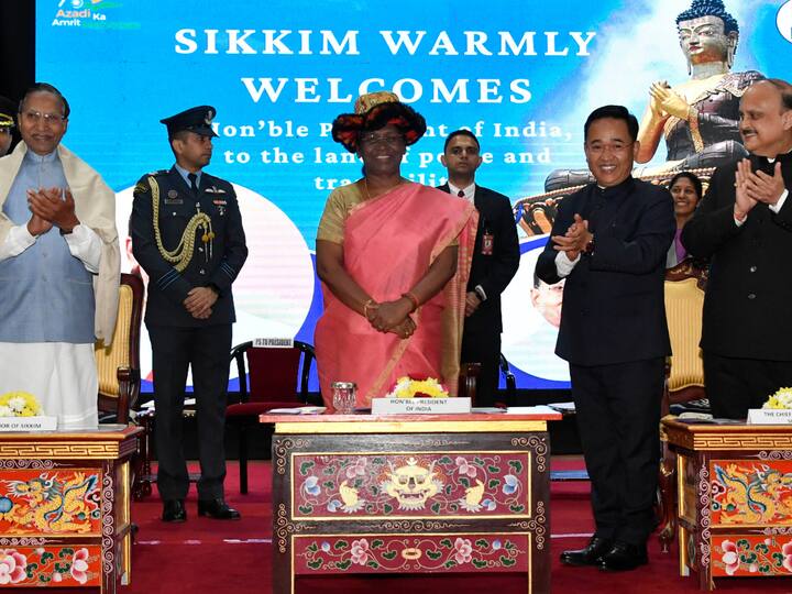 President Murmu during a reception hosted in her honour by the Government of Sikkim in Gangtok, Sikkim on 4 November.  (Source: PTI)