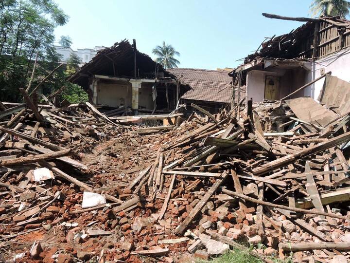 इंग्रजकालीन तहसिल कचेरी देखील बापटवाड्याला लागून होती. कुटूंबियांच्या चार वारसदारांपैकी दोन वारसदारांनी त्यांच्या वाट्याला आलेला बापटवाडा यापुर्वी विकसकांना विकून मोडीत काढला होता.