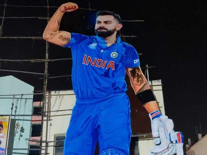 Virat Kohli Birthday 50 Cutout pasted in Hyderabad on birthday celebration of Kohli Virat Kohli Birthday: कोहली के जन्मदिन पर हैदराबाद में जश्न की तैयारी, लगाया गया 50 फीट लंबा कटआउट