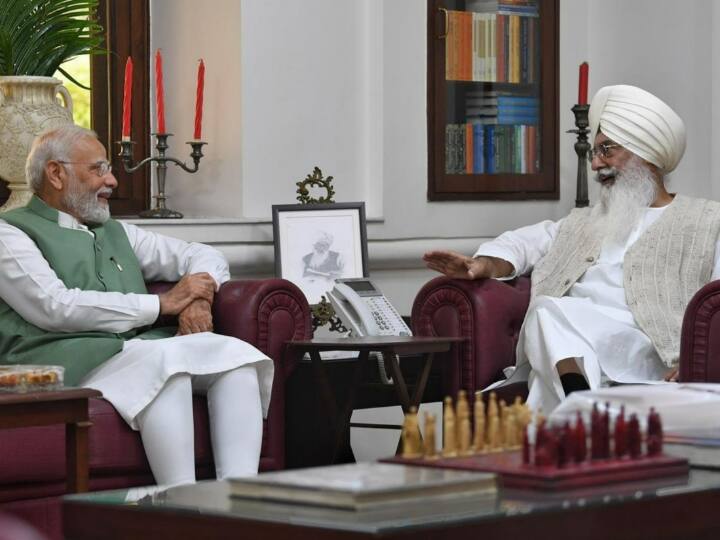 PM Narendra Modi visits Radha Soami Satsang in Amritsars Beas Meets Baba Gurinder Singh Dhillon PM Modi Amritsar Visit: राधा स्वामी ब्यास प्रमुख बाबा गुरिंदर सिंह ढिल्लों से मिले PM मोदी, जानें- इसके मायने