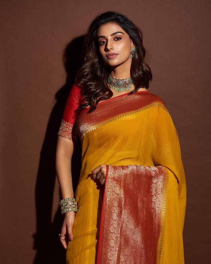 మీనాక్షి చౌదరి అందమైన ఫోటోలు -Image Credit: Meenakshi chaudhary/Instagram