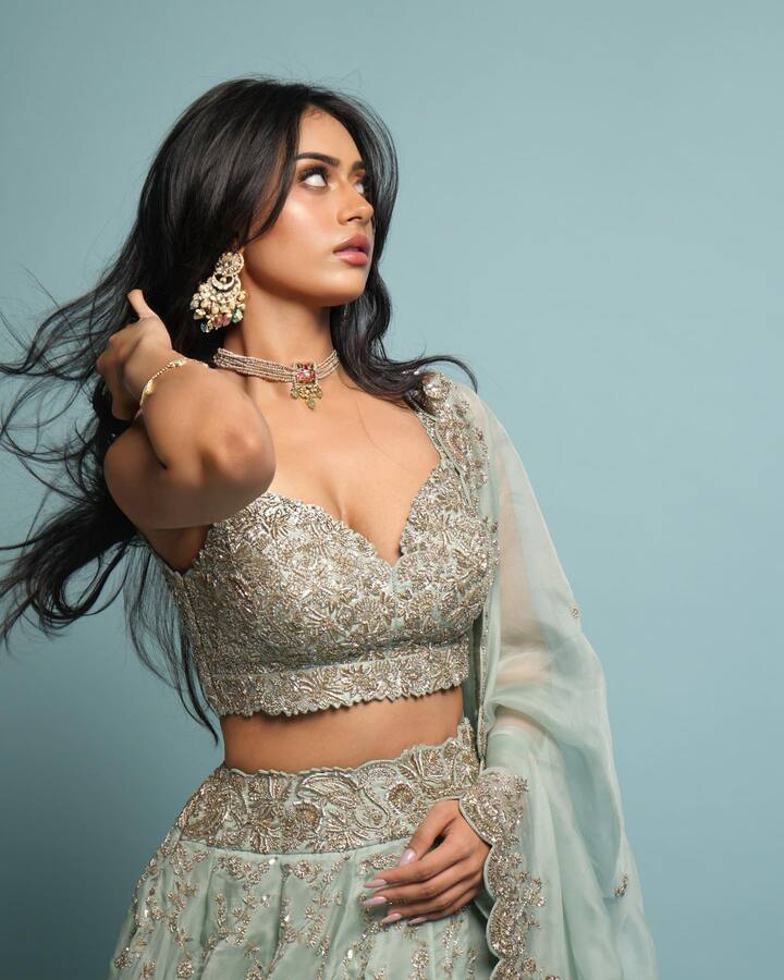 कभी उन्हें ट्रोल करने वाले लोग ही अब उनकी तस्वीरों पर कमेंट करते हुए उन्हें सभी स्टार किड्स के बीच सबसे अधिक खूबसूरत बता रहे हैं.