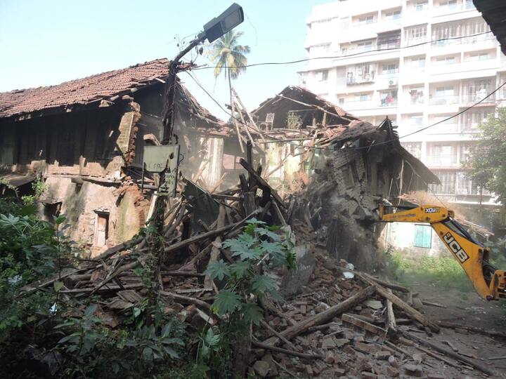 दरम्यान, पनवेल मधील परंपरागत गोकूळकाला याच बापटवाड्यात दरवर्षी व्हायचा. जिकी वर्ष या वाड्याला झाली आहे, साधारण तितकीच वर्षे बापटवाड्यात सुरू झालेल्या आगळ्या वेगळ्या गोपालकाला उत्सवाला झाली. काही दिवसांपुर्वी  साजरा झालेला गोपालकाला उत्सव देखील वाड्यात साजरा झाला होता. आता हा उत्सव कुठे साजरा होणार हा प्रश्न अनुत्तरीत आहे.