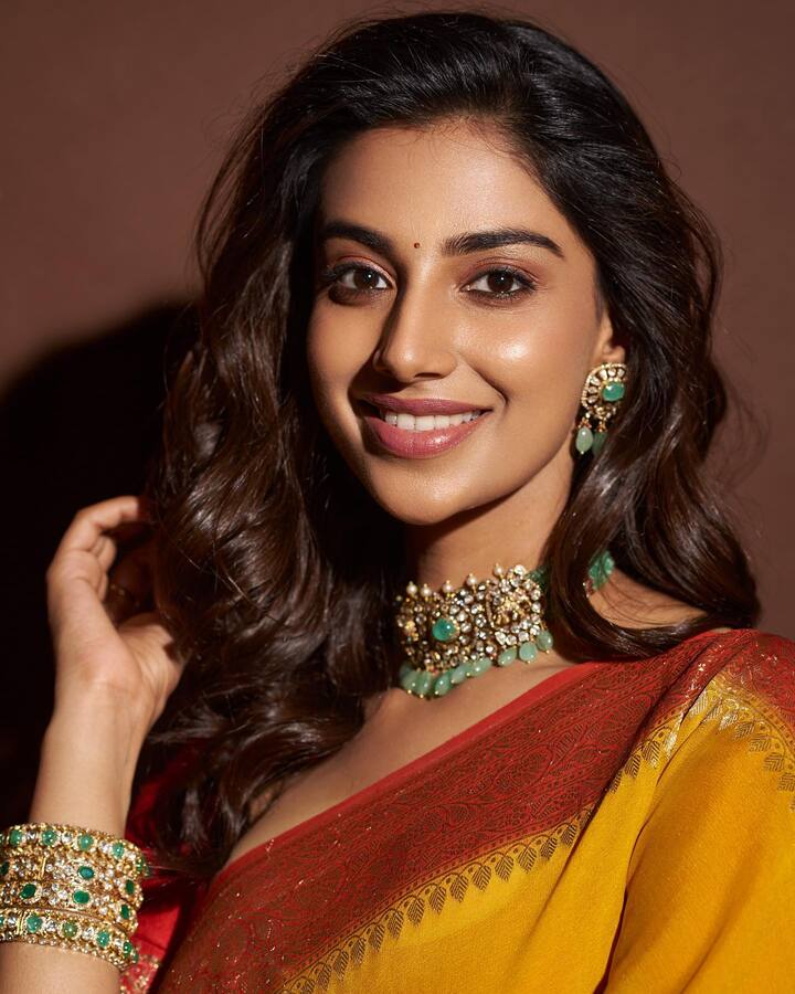 మీనాక్షి చౌదరి అందమైన ఫోటోలు -Image Credit: Meenakshi chaudhary/Instagram