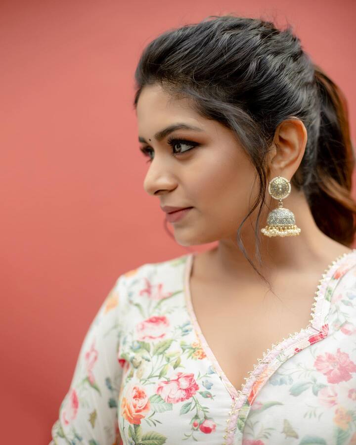 கால்கள் இரண்டும் தரையில் இருந்தும் வானில் பறக்கிறேன் !