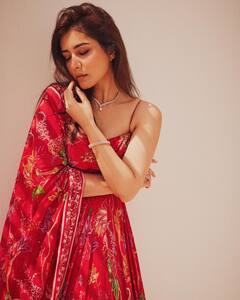 Raashii Khanna : सुंदर अन् सोज्वळ... अभिनेत्री राशीच्या सौंदर्याची चाहत्यांना भुरळ