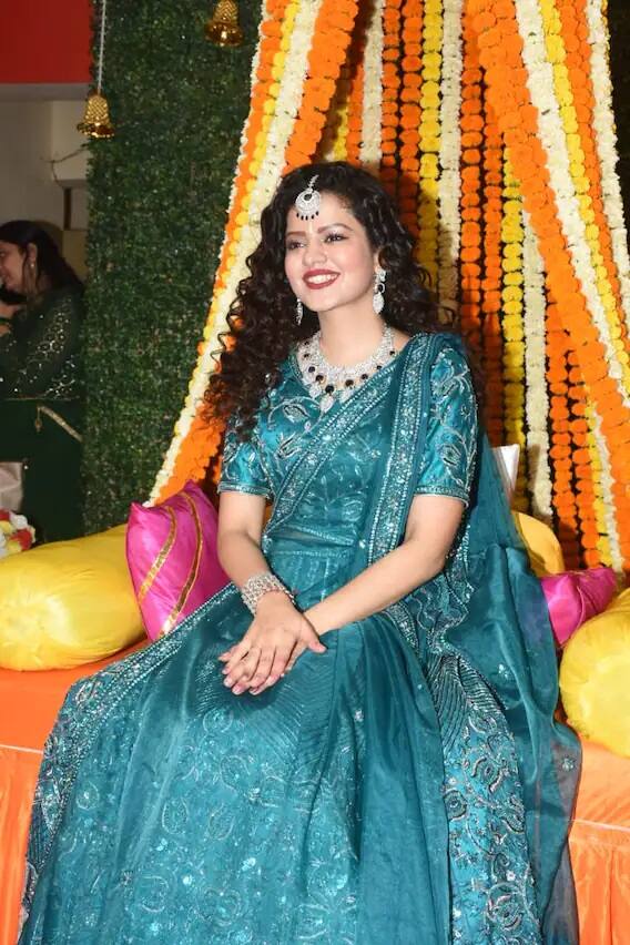 Palak Muchhal Mehndi Ceremony: ખૂબ જ સુરીલા અવાજની મલ્લિકા પલક મુચ્છલ 6 નવેમ્બરે લગ્નના બંધનમાં બંધાવા જઈ રહી છે. તેમના પ્રી-વેડિંગ ફંક્શન્સ શરૂ થઇ ગયા છે. મહેંદી સેરેમનીમાં પલકનો ગ્લેમરસ અવતાર જોવા મળ્યો.