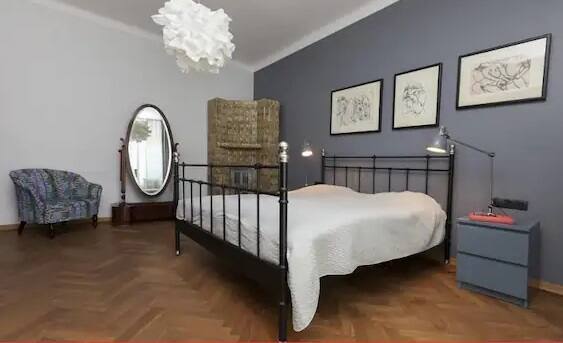 પતિ-પત્નીના બેડરૂમમાં ઉપયોગમાં લેવાતા બેડ પર  ખાસ ધ્યાન રાખો. આ પલંગ લોખંડ કે કોઈપણ ધાતુનો ન હોવો જોઈએ. પતિ-પત્નીએ હંમેશા સૂવા માટે લાકડાના પલંગનો ઉપયોગ કરવો જોઈએ. તેનાથી વિવાહિત જીવનમાં સકારાત્મક ઉર્જા આવે છે.