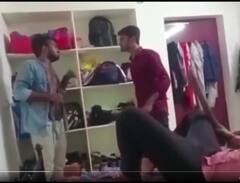 हॉस्टल में छात्रों ने अपने ही क्लासमेट को बुरी तरह पीटा, सामने आया प्रेस से जलाने का वीडियो