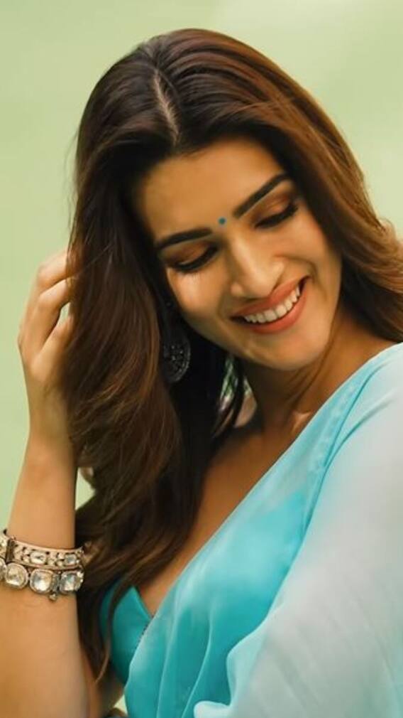 শাড়িতে মোহময়ী কৃতী!