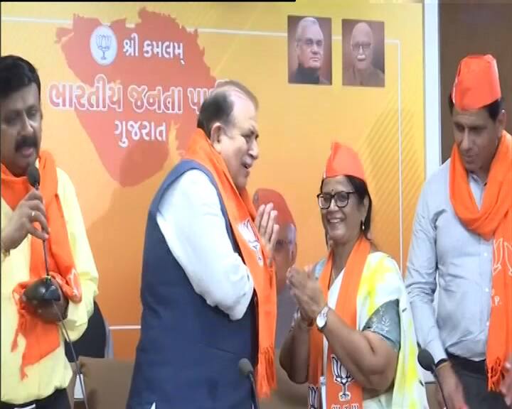 Gujarat Elections 2022 Himanshu Vyas joins BJP After Resigning from Congress Party Membership Gujarat Election 2022 : વિધાનસભાની ચૂંટણી જેમની સામે હાર્યા તેમના હાથે જ હિમાંશુ વ્યાસે પહેર્યો ભાજપનો ખેસ