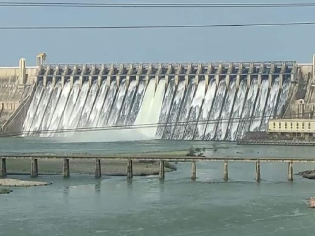 Nagarjuna Sagar Dam Two Gates pf Telangana's Nagarjuna Sagar Project Lifted Nagarjuna Sagar Dam: నాగార్జునసాగర్ ప్రాజెక్టుకు స్వల్ప వరద, రెండు గేట్లు ఎత్తిన అధికారులు!