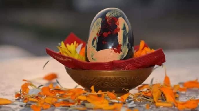 Tulsi Vivah 2022 : 'या' खास दगडाच्या पूजेने घरात नांदेल सुख-समृद्धी, जाणून घ्या महत्त्व आणि विधी... puja path shaligram puja niyam in hindi keep these things in mind while worship shaligram Tulsi Vivah 2022 : 'या' खास दगडाच्या पूजेने घरात नांदेल सुख-समृद्धी, जाणून घ्या महत्त्व आणि विधी...