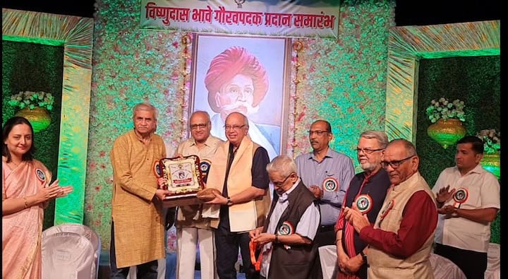 director satish alekar go vishnudas bhave award at sangli latest marathi news ज्येष्ठ दिग्दर्शक सतीश आळेकरांना विष्णूदास भावे पुरस्कार; आळेकर म्हणाले, हा पुरस्कार म्हणजे रंगभूमीचा प्रसाद