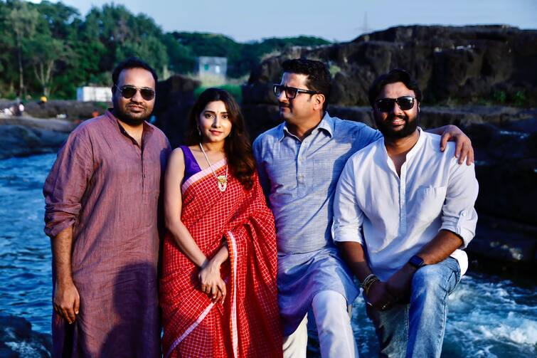 Godavari Marathi Movie film team performed aarti of Godavari river jitendra joshi film Godavari Movie:  'नदीसाठी, नदीकाठी!'; गोदावरी चित्रपटाच्या टीमनं केली ‘गोदावरी’ नदीची आरती
