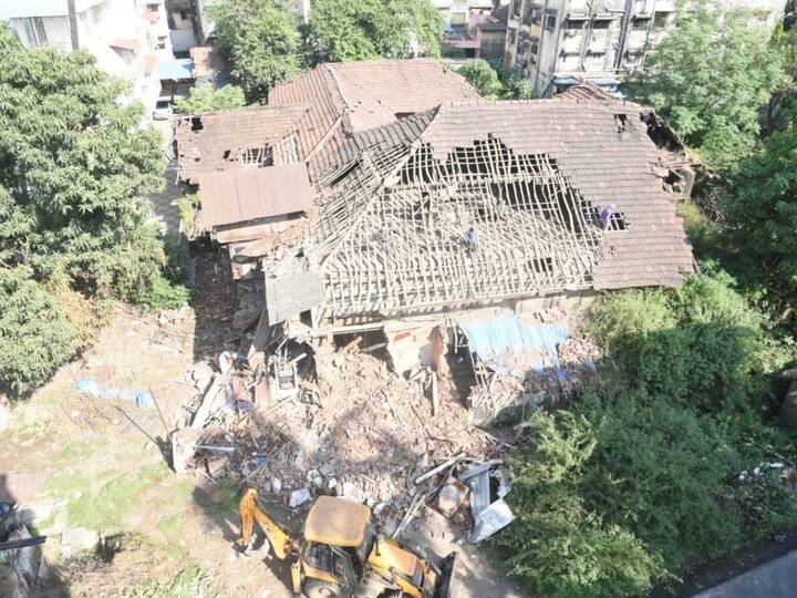 परंतू 300 वर्षे जुना असलेल्या पनवेल शहरातील बापटवाड्याची पडझड होवूनही इतिहासाची साक्ष देत उभा होता. दगडमातीचे बांधकाम असलेल्या बापटवाड्यात एकेकाळी एकावेळी शंभर ते सव्वाशे कुटूंब रहात होती.