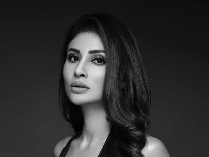 आता ती तिच्या आगामी 'द वॉर्निंग ट्री' या चित्रपटामुळे चर्चेत आली आहे.(फोटो सौजन्य :imouniroy/इंस्टाग्राम)