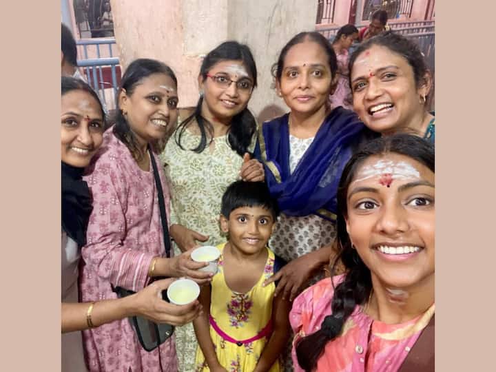 Finally, she shared a group photo with her friends and family. After being cast as Edwina Sharma in the Netflix historical drama Bridgerton Season 2, Charithra Chandran quickly rose to prominence. Born in a  Tamil family in Scotland,  Chandran lived in Tamil Nadu with her grandparents after her parents separated, and then eventually moved back to England when she was four years old. (Image Source: Instagram)