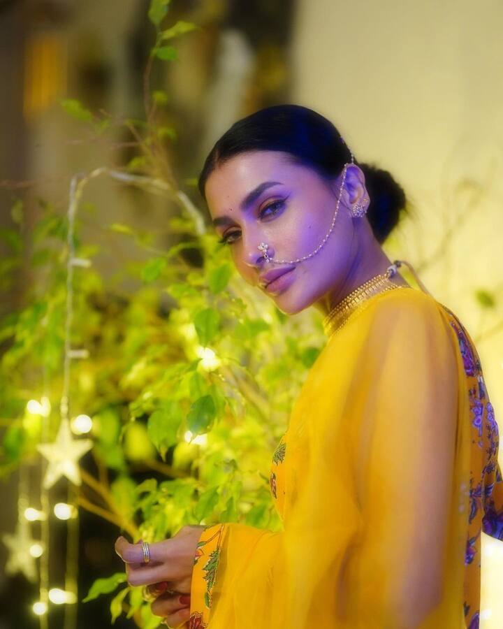 यासोबत पवित्राने हेवी नेकपीस आणि छोटे कानातले घातले आहेत. (फोटो सौजन्य : pavitrapunia_/इंस्टाग्राम)