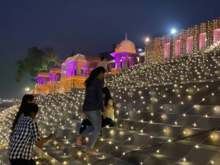 वहीं इस खास पल का दीदार करने के लिए देश-विदेश से लाखों की संख्या में लोगों के पहुंचने की उम्मीद है. काशी में देव दीपावली की साल साल 1985 में पंचगंगा घाट से हुई थी. पहली बार क्रिकेट खेलने वाले पांच युवकों ने घाट पर दीये जलाकर देव दीपावली की शुरुआत की थी.